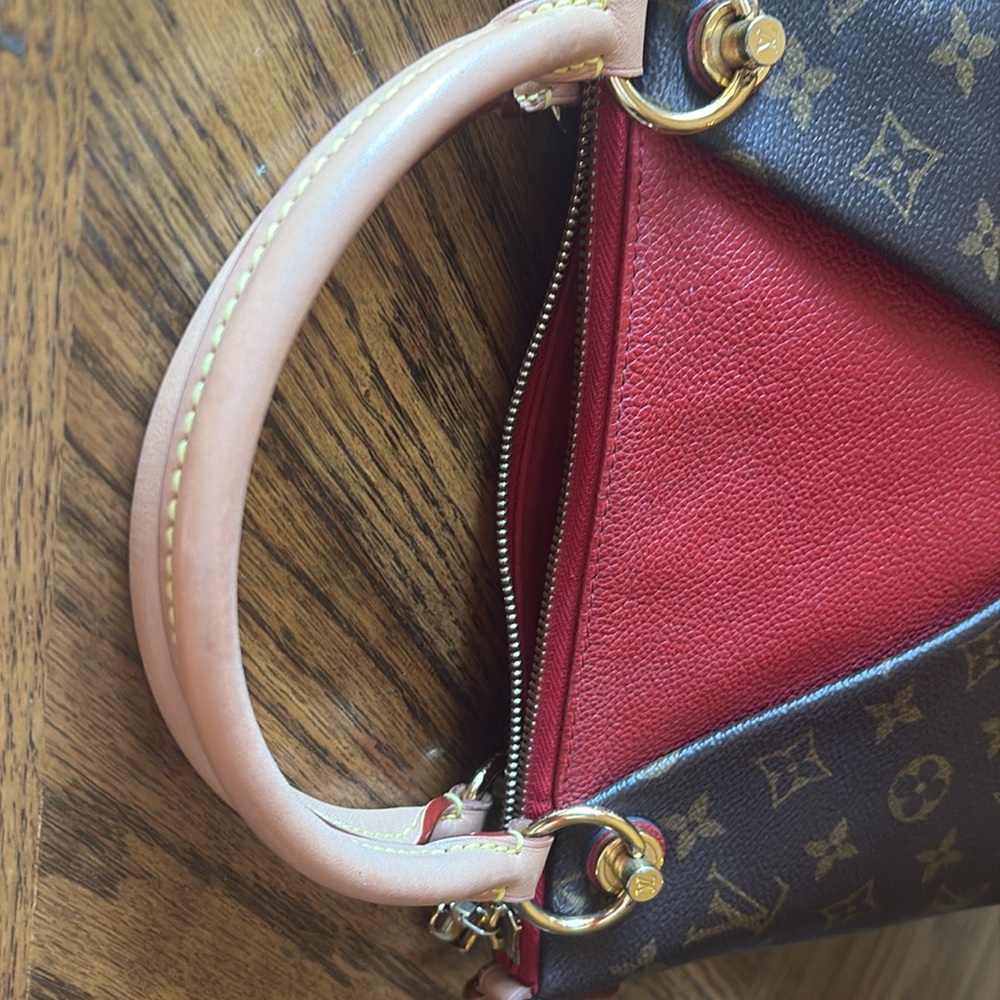Louis Vuitton V Monogram - Picture 13 of 16